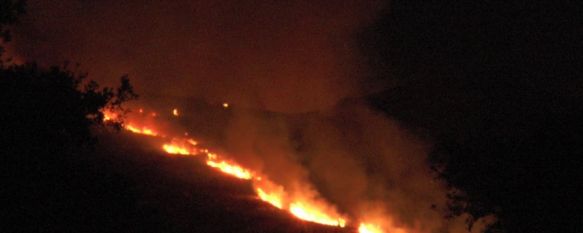 Dan por controlado el incendio forestal declarado en Las Navetas, Continúan en la zona no militar 27 bomberos, dos técnicos de operaciones, tres agentes de medio ambiente y tres autobombas, entre otros medios, 27 Sep 2017 - 10:53