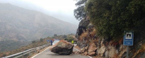 Una roca de gran tamaño corta el tráfico en la carretera que une Benaoján y Jimera de Líbar, El desprendimiento se ha producido en torno a las 16.00 horas y se ha dado el aviso a la Guardia Civil y al Servicio de Vías y Obras de la Diputación de Málaga, 18 Oct 2017 - 17:44