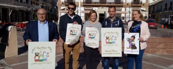 Foto de familia de Sus Majestades, la Cartera Real y la delegada de Fiestas. // CharryTV