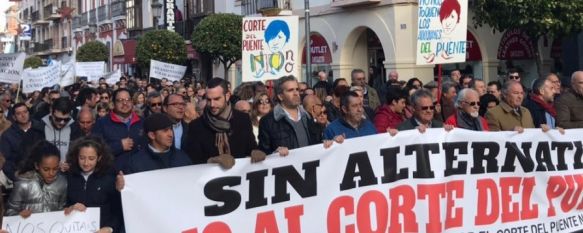 Unas dos mil personas se manifiestan contra los cortes de tráfico en el Puente Nuevo, Bajo el lema 