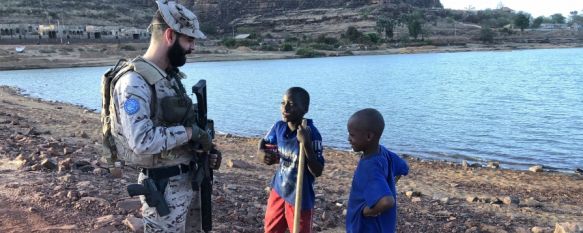 Niños acercándose a un militar rondeño antes de una entrevista junto al río Níger  // CharryTV