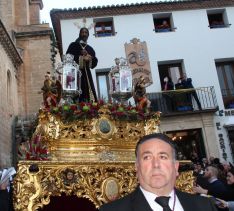 El capataz Luis Muñoz, ante Nuestro Padre Jesús de la Salud  // CharryTV
