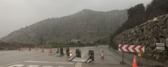 Ciudadanos denuncia la pasividad del Ayuntamiento tras el corte de la carretera A-374, La principal vía de comunicación con Sevilla continúa cortada por el desprendimiento de rocas desde el pasado día 11, 28 Mar 2018 - 16:34