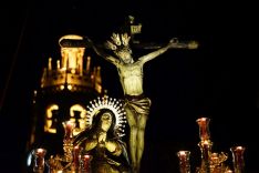 El Santísimo Cristo de la Sangre y Nuestra Señora del Mayor Dolor, con Santa María la Mayor al fondo  // Juandi Velasco