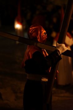 Un penitente de la Hermandad del Silencio, portando una cruz al hombro  // Juandi Velasco