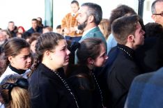 Jóvenes hermanos del Santo Entierro, tristes tras confirmarse que no se realizaría la estación de penitencia  // CharryTV