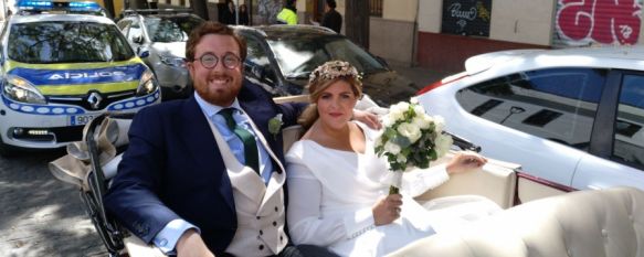 El periplo de una pareja rondeña en su boda al alquilar un coche histórico, Los novios contrataron un vehículo cuya licencia había caducado, por lo que tuvieron que ser escoltados por la Policía Local de Sevilla a su salida de la iglesia, 02 May 2018 - 19:54