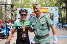 La neerlandesa Agnieta Francke, junto al director técnico de la prueba, el teniente coronel Fernando Sánchez // CharryTV