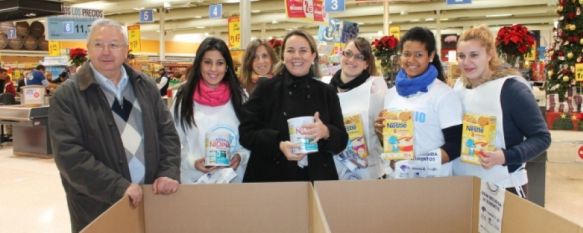 Voluntarios de Bancosol en una campaña de recogida de alimentos // CharryTV