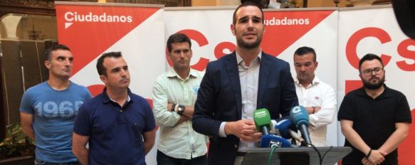 Sergio Sedeño, segundo por la derecha, en la comparecencia de anoche del coordinador local de Ciudadanos Francisco Orozco // CharryTV