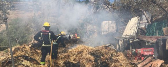 Los bomberos intervienen en el incendio de un terreno agrícola en los Molinos del Tajo, Ha sido necesario el apoyo del retén de Algatocín debido a la escasez de profesionales operativos en el parque de Ronda , 05 Jul 2018 - 17:09