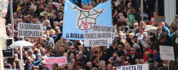 Imagen de la manifestación celebrada el pasado 29 de abril para exigir a las administraciones mejoras en las carreteras // Manolo Guerrero