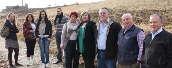 Isabel María Barriga y Manuel López, junto a varios alcaldes pedáneos.  // Blas Gil