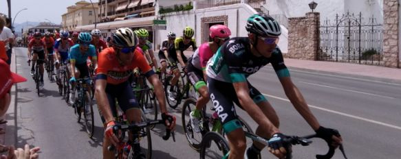 Un grupo de ciclistas, en la Avenida de Málaga // CharryTV