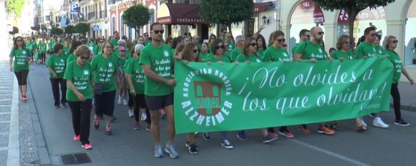 Ronda saca a la calle su solidaridad en la VII Marcha por el Alzheimer, Cientos de vecinos formaron parte de la marea verde que pidió 