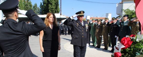 La alcaldesa de Ronda y el inspector Jefe de a Comisaría de la Policía Nacional han presidido la ofrenda floral a los caídos // CharryTV