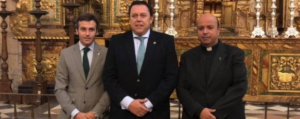 El Presidente de Agrupaciones y Cofradías, Francisco Ruiz Arrocha junto con Salvador Carrasco y el Consiliario Salvador Guerrero en Santa María La Mayor donde han dado cuenta de todos los detalles del próximo pregón cofrade. // CharryTV