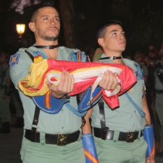 Arriada de la enseña nacional, en la tarde de ayer en la Alameda del Tajo. // Maribel Chito