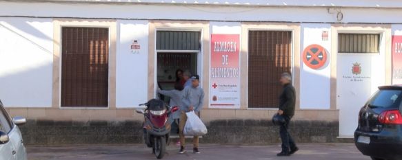 La asamblea de Cruz Roja en Ronda organiza periódicamente entregas de alimentos y vestimenta a los vecinos en situación de vulnerabilidad. // CharryTV