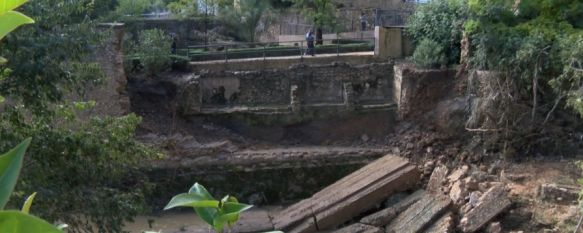 Técnicos de Patrimonio Histórico y de Turismo de la Junta de Andalucía y del Ayuntamiento han inspeccionado los daños en el monumento de los Baños Árabes esta mañana. // CharryTV