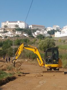 Uno de los operarios trabaja para limpiar el camino de Navares y Tejares. // CharryTV