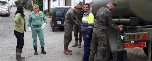 La alcaldesa de Benaoján, Soraya García, recibe al Coronel Jefe del IV Tercio de la Legión, Ramón Armada, a su llegada al municipio. // CharryTV