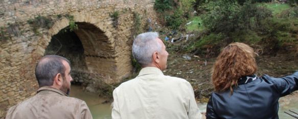 El delegado de Obras y Urbanismo, Paco Márquez, junto con el Consejero de Cultura, Miguel Ángel Vázquez, y la alcaldesa de Ronda, Teresa Valdenebro en los Baños Árabes la semana pasada. // CharryTV