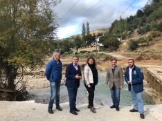 El consejero de Medio Ambiente, ha visitado los Molinos del Tajo de Ronda junto con el delegado provincial en este área, la alcaldesa de Ronda y el delegado de Obras del Ayuntamiento de Ronda. // CharryTV