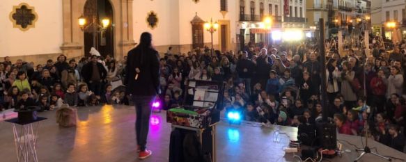 Actuación del Mago Teto en la Plaza del Socorro que congregó a numeroso público. // Ronda, Ciudad Mágica 