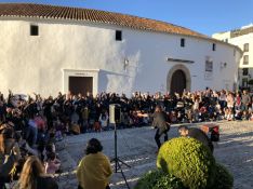 Cientos de espectadores disfrutaron en el Paseo de Blas Infante de la magia de Carlos Adriano.  // Ronda, Ciudad Mágica