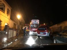 Los bomberos se desplazaron hasta la vivienda al recibir el aviso de incendio con posibles atrapados a las 1:44 horas de este lunes. // CharryTV