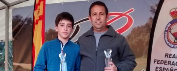 Daniel Turrillo y su padre, Juan, tras proclamarse campeones nacionales en las categorías junior y senior, respectivamente  // CharryTV