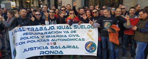 Efectivos de los cuerpos de la Policía Nacional y Guardia Civil de Ronda durante la jornada de la votación de la iniciativa legislativa popular de la equiparación salarial entre cuerpos. // CharryTV