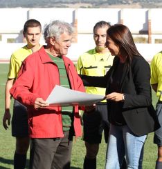 Antes del encuentro, Francisco Lagos recibió un merecido homenaje. // Diego Battioli