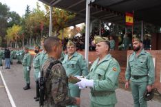 Uno de los aspirantes, recibiendo el gorrillo legionario de manos del general Marcos Llago  // CharryTV