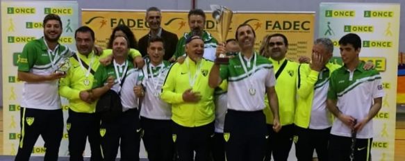 Rosado, posando con el trofeo junto a sus compañeros de equipo // CharryTV