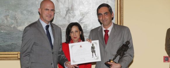 Alejo de la Torre, subsecretario de Estado de Defensa; Margarita Robles, ministra de Defensa; y Miguel Ángel Rodríguez, director del Colegio Fernando de los Ríos // Fundación Unicaja