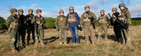 En el campo de maniobras de San Gregorio, antes de embarcar en un Chinook // Miguel Temprano En el campo de maniobras de San Gregorio, antes de embarcar en un Chinook // Miguel Temprano