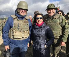 Junto a la Ministra de Defensa, Margarita Robles y el coronel jefe del 4º Tercio, Ramón Armada  // Miguel Temprano 