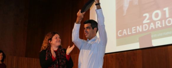 La alcaldesa de Ronda entregó una distinción al actor Roberto Chinchilla por mostrar una visión de la discapacidad distinta. // CharryTV
