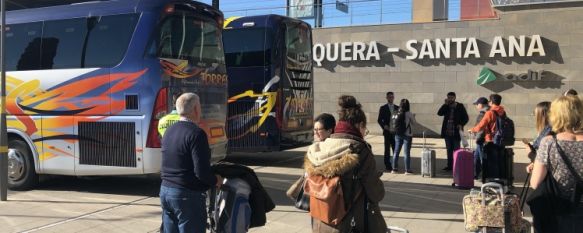 Viajeros esperando la llegada del autobús a Ronda en Antequera - Santa Ana  // Manolo Guerrero 