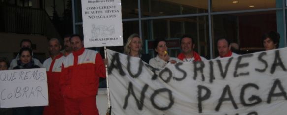 Los trabajadores de Autos Rivesa S.L. permanecieron durante todo el día a las puertas del concesionario. // CharryTV