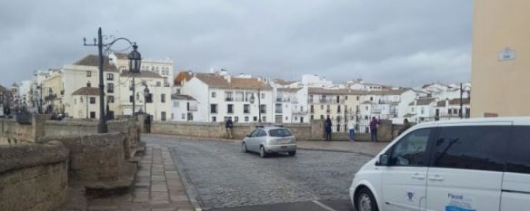 El Ayuntamiento de Ronda volverá a regular el tráfico en el Puente Nuevo a partir del lunes , La medida, que llega tras el arreglo del carril del arroyo de Las Culebras, ha sido dada a conocer por la Policía Local a través de un comunicado , 15 Dec 2018 - 14:04