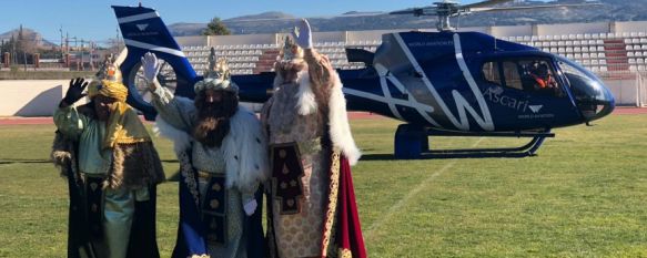 Los Reyes Magos, saludando a los niños de Ronda tras aterrizar en helicóptero en la Ciudad Deportiva // CharryTV