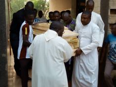 Imágenes del entierro del misionero César Fernández en Burkina Faso. // Cooperadores Salesianos