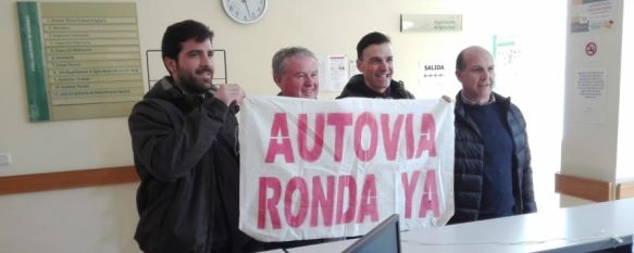Los representantes de la Plataforma Autovía Ronda Ya piden un mayor compromiso político y ciudadano para con las carreteras de la comarca. // CharryTV