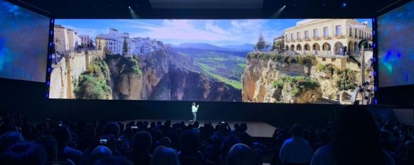 La imagen de Ronda ofrecieron unas vistas captadas por el Galaxy S10 desde el Puente Nuevo que permiten ver las casas colgantes del Tajo y la Hoya del Tajo. // Isabel Mª Barriga