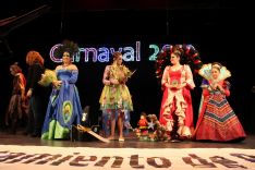 De izquierda a derecha, las nuevas Reinas del Carnaval durante su nombramiento acompañadas de las Reinas del Carnaval 2018. // CharryTV