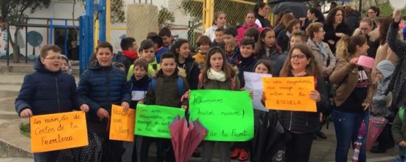 Imagen de la concentración, ayer, de padres y alumnos del centro para reclamar la reforma de los aseos. // CharryTV