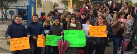 Imagen de la concentración, ayer, de padres y alumnos del centro para reclamar la reforma de los aseos. // CharryTV Imagen de la concentración, ayer, de padres y alumnos del centro para reclamar la reforma de los aseos. // CharryTV